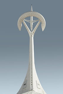 Biała Wieża, architektura, wieża, budynek, roślina, drzewo, sklep, stoisko, parasol ogrodowy, parasol patio, lutnia, instrument muzyczny, rzeźba, statua, sztuka, gleba, wieża kontroli, na stojąco, rakieta, skala, Park rozrywki, niebo, czyste Niebo, niski kąt widzenia, zbudowana struktura, żadnych ludzi, na zewnątrz budynku, Natura, wysoki - wysoki, dzień, religia, wiara, ulica, Miasto, na dworze, kopia przestrzeń, duchowość, miejsce kultu, cele podróży, 5K, CC0, domena publiczna, darmowe zdjęcia