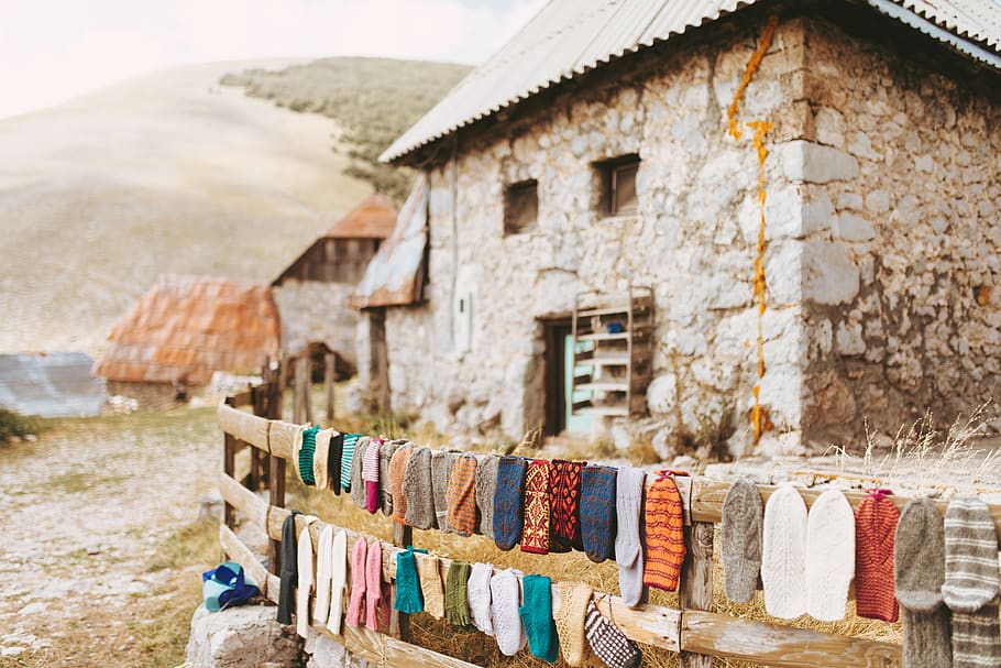 Socken, getrocknet, Geländer, ländlich, Landschaft, Natur, Gebäude, Schutz, draußen, städtisch, Wohnkultur, Leinen-, Slum, Kleidung, bekleidung, die Architektur, Abenteuer, Freizeitaktivitäten, Boden, Hütte, Wand, Gehweg, Pfad, gebaute Struktur, Gebäudehülle, Tag, keine Leute, Fokus auf den Vordergrund, alt, Holz - Material, Dorf, hängend, Haus, trocknen, Dach, Land, Anordnung, Wäsche, Steinwand, 5K