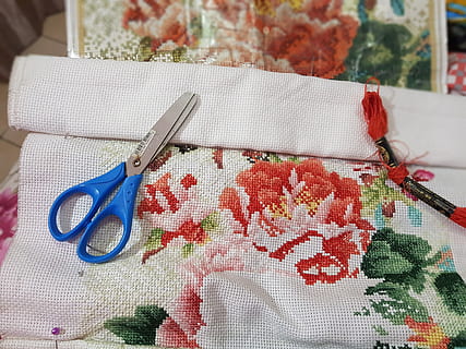 foarfece, textil, decor, masa, hârtie, în interior, natură moartă, nici o persoana, artă și sculptură, creativitate, vedere în unghi mare, a închide, ambarcațiune, preparare, model floral, zi, roșu, şerveţel, plantă, echipament, față de masă, broderie, 4K, CC0, domeniu public, fără drepturi de autor