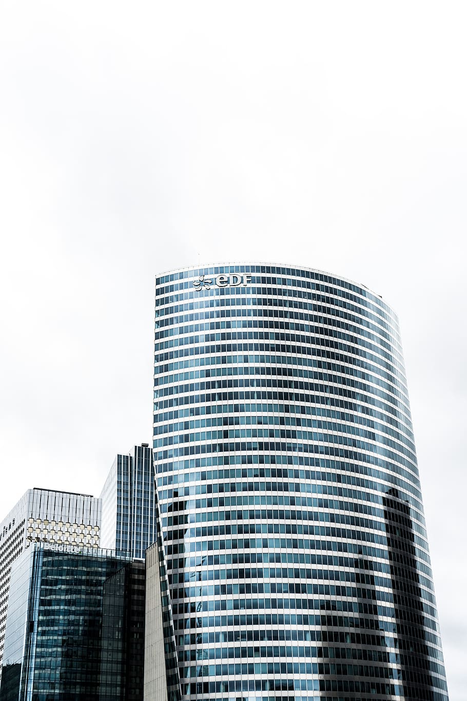 edifici verd, edifici, habitatge, condomini, edifici d'oficines, urbà, ciutat, de gran alçada, metròpolis, arquitectura, dispositiu elèctric, panells solars, a l'aire lliure, edifici d'apartaments, centre de la ciutat, torre, vaixell, transport, motos aquàtiques, vehicle, exterior de l'edifici, estructura construïda, exterior d’edifici d’oficines, gratacels, modern, cel, oficina, vidre - material, dia, naturalesa, horitzó urbà, alta - alta, reflexió, paisatge, cap gent, paisatge urbà, districte financer, 5K