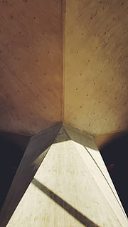 estructura, concret, sostre, columna, pilar, construcció, arquitectura, ciment, paret, edifici, gris, material, textura, urbà, modern, massiu, estructura construïda, cap gent, a l'interior, llum solar, vista d’angle baix, patró, dia, naturalesa, ombra, material de fusta, forma geomètrica, funció de construcció de parets, forma, característica arquitectònica, cantonada, directament a sota, 5K, CC0, domini públic, lliure de regalies