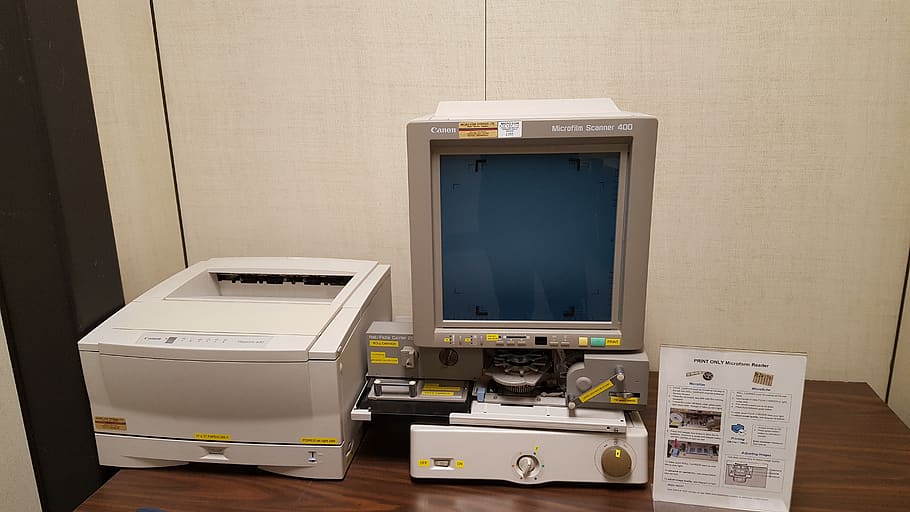 tecnologia obsoleta, microfilms, microforma, escàner, tecnologia, ordinador, a l'interior, cap gent, monitor d’ordinador, taula, equips informàtics, salut i medicina, maquinària, pantalla, material de fusta, connexió, pantalla del dispositiu, higiene, equipament, control, mobles, aparell, obert, comunicació, equipament elèctric, 5K