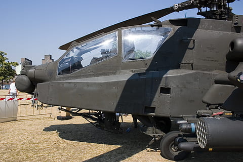 apache, helikopter, fighter, sollys, dag, natur, transportform, transportmidler, himmel, luftfartøj, udendørs, ingen mennesker, fly, beskadiget, militær, skygge, stationær, tog, jernbanetransport, tog - køretøj, solrig, metal, offentlig transport, 2K, CC0, offentligt domæne, royaltyfrie