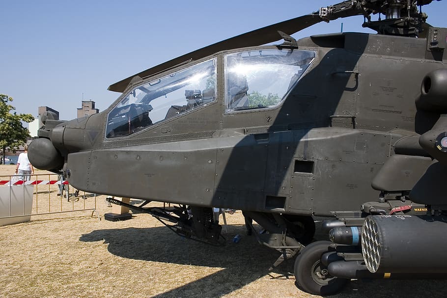 apache, helicòpter, lluitador, llum solar, dia, naturalesa, manera de transport, transport, cel, vehicle aeri, a l'aire lliure, cap gent, avió, espatllat, militar, ombra, estacionari, tren, transport per ferrocarril, tren - vehicle, assolellat, metall, transport públic, 2K