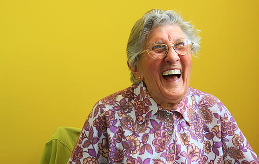portrett, den gamle mannen, eldste, senior voksen, briller, smilende, lykke, gul, følelse, voksen, én person, farget bakgrunn, innendørs, studio skudd, munn, munnen åpen, pensjonering, munter, grått hår, gul bakgrunn, mote, hvitt hår, 4K, CC0, offentlig domene, opphavsrett gratis