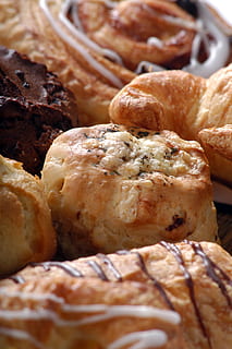 assorteret, dansk, scones, mad og drikke, mad, friskhed, klar til at spise, tæt på, indendørs, stilleben, bagt, ingen mennesker, selektiv fokusering, overbærenhed, sødt mad, usund spisning, Brun, brød, fokus på forgrunden, fristelse, måltid, sød, dessert, snack, bakke, morgenmad, fransk mad, 2K, CC0, offentligt domæne, royaltyfrie