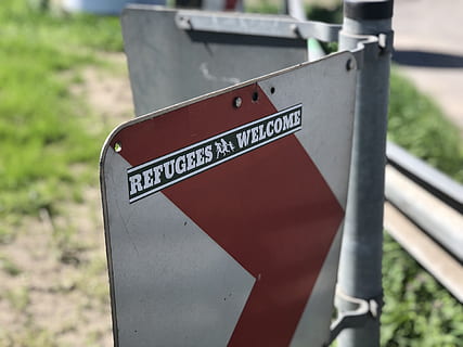 transportsystem, skjold, industri, tekst, kommunikasjon, skilt, vestlig skript, rød, fokusere på forgrunnen, dag, nærbilde, veiledning, informasjon, metall, ingen folk, informasjonsskilt, veiskilt, natur, utendørs, varselskilt, vei, stor bokstav, stang, 4K, CC0, offentlig domene, opphavsrett gratis