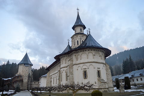 Putnan luostari, Romania, arkkitehtuuri, rakennuksen ulkoa, rakennettu rakenne, taivas, rakennus, uskonto, palvonnan paikka, pilvi - taivas, hengellisyys, uskomus, päivä, luonto, matala kulma, menneisyys, historia, torni, matkakohteet, ei ihmisiä, ulkona, 5K, CC0, public domain, rojaltivapaa