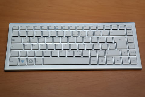 tastatură, calculator, intrare, chei, hardware-, scrisori, PC, Atingeți, font, scrie, periferic, accesorii, dispozitiv periferic, alb, argint, tastatura, tehnologie, comunicare, echipamente de calcul, tehnologia fără fir, conexiune, în interior, masa, cheia computerului, computere, nici o persoana, laptop, Internet, rețea de calculatoare, a închide, lemn - material, vedere în unghi mare, corporativă, argintiu colorat, rumegus, 5K, CC0, domeniu public, fără drepturi de autor
