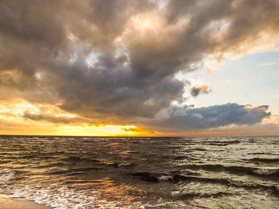 skyer, himmel, dramatisk, hav, bølge, Strand, det Baltiske hav, sol, skumring, solnedgang, mystiske, humør, atmosfære, kveld, belysning, gull, kveldshimmel, sky - himmel, vann, naturskjønnhet - natur, horisont, skjønnhet i naturen, horisont over vann, ro, rolig scene, idylliske, natur, ingen folk, dramatisk himmel, bevegelse, utendørs, illevarslende, 4K