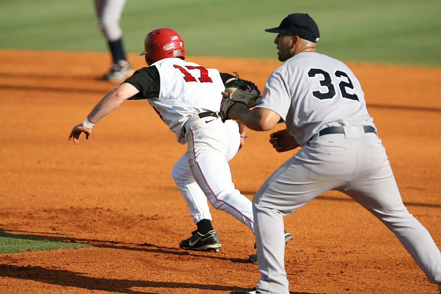 beisbol, robar, robar el segon, corredor, primera base, camp d'influència, corrent, entrada, competició, joc, base, acció, jugador, jugador de beisbol, esport, beisbol - esport, uniforme de beisbol, camp de joc, uniforme esportiu, roba, jugant, persones reals, casc, gent, dues persones, atleta, homes, dia, barreteria, esport competitiu, nen, longitud completa, colpejar, adolescent, 2K