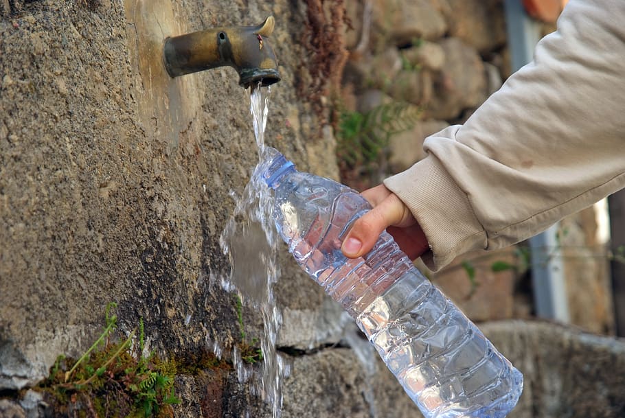aigua, font, ampolla, mà humana, mà, part del cos humà, bebent aigua, una persona, refresc, naturalesa, contenidor, celebració, centrar-se en primer pla, moviment, dia, beure, cantimplora, menjar i beguda, a l'aire lliure, aigua que flueix, puresa, que flueix, 4K