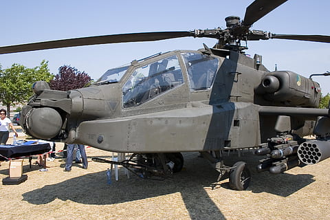 apache, helikopter, fighter, transportmidler, transportform, luftfartøj, dag, sollys, militær, natur, himmel, fly, våben, ingen mennesker, udendørs, skygge, konflikt, skyfri himmel, krig, kanon, hær, fortiden, regering, aggression, 2K, CC0, offentligt domæne, royaltyfrie