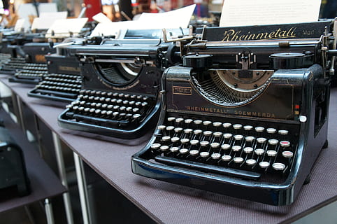 escriure, vell, negre, manualment, una parada, màquina, rheinmetall soemmerda, tecnologia, màquina d’escriure, centrar-se en primer pla, estil retro, primer pla, taula, antiguitat, a l'interior, paper, carta, comunicació, cap gent, maquinària, text, negocis, el passat, analògic, història, 4K, CC0, domini públic, lliure de regalies