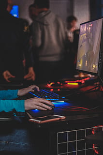 tangentbord, dator, person, mänsklig, dator tangentbord, datorhårdvara, hårdvara, elektronik, london, övervaka, visa, skärm, dj, Storbritannien, spel, led, som oss, asus rog, spel pc, teknologi, riktiga människor, inomhus, fritidsaktivitet, trådlös teknik, konstkultur och underhållning, människor, spelar, förbindelse, kommunikation, upplyst, livsstilar, män, mänsklig hand, fritidsspel, hand, pekskärm, nattliv, 5K, CC0, offentligt domän, royaltyfria