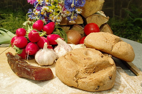 pão de rolo, lanche, lombo, Comida, comida e bebida, frescura, Alimentação saudável, bem-estar, fruta, vegetal, ninguém, ainda vida, fechar-se, dia, plantar, focar em primeiro plano, vermelho, natureza, mesa, escolha, ao ar livre, flor, visão de alto ângulo, 2K, CC0, domínio público, royalty free
