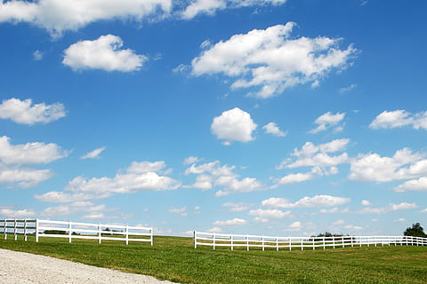 himmel, moln, gräs, Port, väg, stackmoln, horisont, moln - himmel, byggd struktur, dag, arkitektur, natur, inget folk, fält, landa, sport, räcke, utomhus, barriär, växt, solljus, skönhet i naturen, blå, stadion, byggnad exteriör, 2K, CC0, offentligt domän, royaltyfria