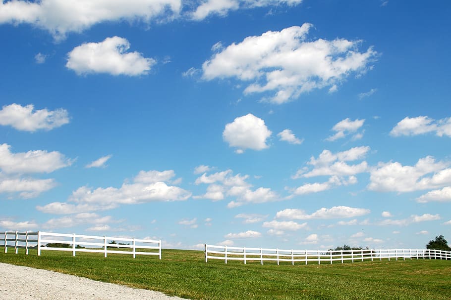 Himmel, Wolken, Gras, Tor, Pfad, Kumulus, Horizont, wolke - himmel, gebaute Struktur, Tag, die Architektur, Natur, keine Leute, Feld, Land, Sport, Geländer, draußen, Barriere, Pflanze, Sonnenlicht, Schönheit in der Natur, Blau, Stadion, Gebäudehülle, 2K