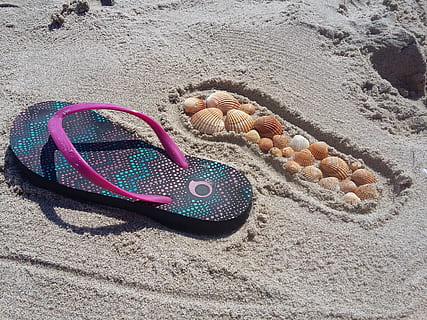 sommer, klipklapper, sand, skaller, skal, strand, jord, høj vinkel visning, natur, ingen mennesker, dag, sollys, sko, sandal, tøffel, stilleben, flip-flop, udendørs, legetøj, skønhed i naturen, hav, ro, personlige tilbehør, tæt på, 2K, CC0, offentligt domæne, royaltyfrie