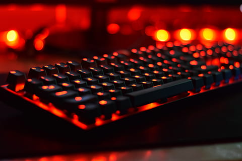 Technologie, Tastatur, rechnen, periphere, beleuchtet, Spielen, Computer, Elektronik, Hardware-, schwarz, Taste, Video, Steuerung, Gerät, Tastenfeld, Spiel, Digital, abspielen, Konsole, Freude, Technik, Licht, rot, Tonaufzeichnungsgeräte, Musik-, Nahansicht, Kunst, Kultur und Unterhaltung, Studio, Ausrüstung, Tontechnik, Aufnahmestudio, Tonmischer, selektiver Fokus, Lärm, Verbindung, Kommunikation, Computerausrüstung, Industrie, elektrische Ausrüstung, Nachtleben, Mischen, 5K, CC0, gemeinfrei, lizenzfrei