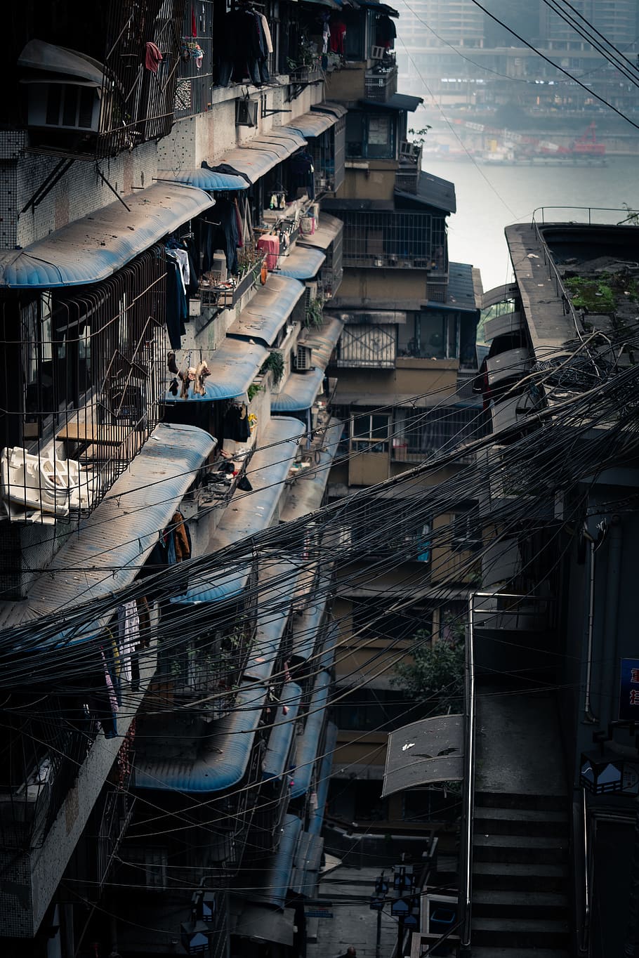 negre, cables, edificis, barana, urbà, edifici, vaixell, transport, vehicle, barriada, persona, humà, escala, ciutat, de gran alçada, metròpolis, edifici d'apartaments, tendal, dosser, barri, arquitectura, exterior de l'edifici, estructura construïda, barri residencial, dia, cap gent, a l'aire lliure, naturalesa, manera de transport, vista d’angle alt, casa, sostre, vehicle terrestre, apartament, vell, cel, 8K