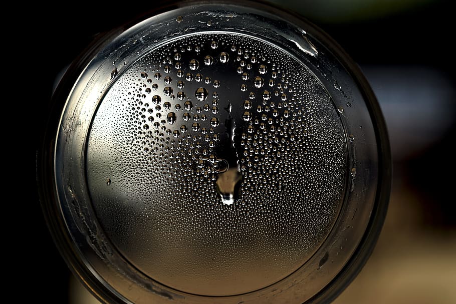 goccioline, leggermente freddo, avvicinamento, nessuno, in casa, natura morta, acqua, singolo oggetto, attrezzature domestiche, metallo, trasparente, forma, concentrarsi sulle conoscenze acquisite, cibo e bevande, vetro - materiale, bagnato, rinfresco, bicchiere, tecnologia, cerchio, far cadere, color argento, 5K