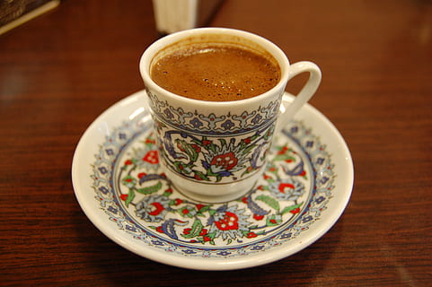 Turki, kopi, cangkir, balapecah, lepek, meja, makanan dan minuman, minum, minuman, masih hidup, kopi - minum, bahan kayu, cangkir kopi, dalam ruangan, merapatkan, tidak ada orang, minuman panas, pola, fokus pada latar depan, keramik, cangkir teh, minuman non-alkohol, pola bunga, 2K, CC0, domain publik, bebas royalti
