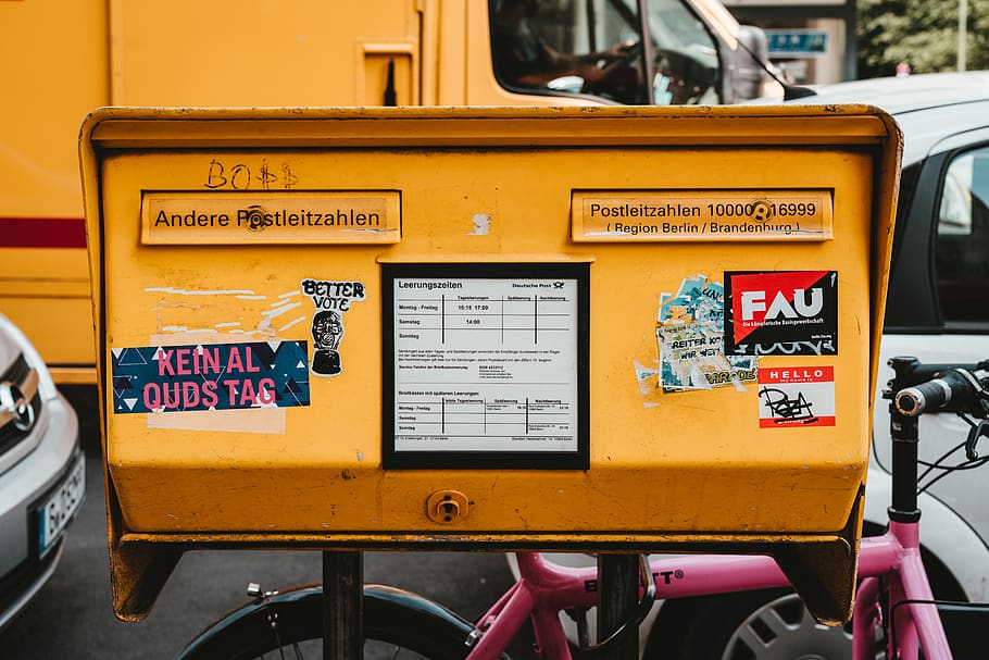 transport, automòbil, vehicle, cotxe, camió, màquina, roda, friedrichstraße 22, Alemanya, Berlín, autobús, bicicleta, text, etiqueta, humà, persona, groc, correu electrònic, pneumàtic, comunicació, manera de transport, vehicle terrestre, cap gent, ciutat, arquitectura, guió occidental, dia, signe, a l'aire lliure, estacionari, script no occidental, guió, transport públic, tecnologia, carrer, 8K