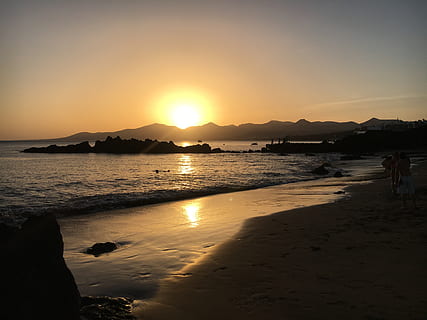 Sonnenuntergang, Lanzarote, Strand, Himmel, Wasser, Schönheit in der Natur, Meer, Szenen - Natur, Land, Ruhe, ruhige Szene, Sonne, Berg, Reflexion, Natur, Sonnenlicht, idyllisch, Nicht-städtische Szene, orange Farbe, Silhouette, draußen, 4K, CC0, gemeinfrei, lizenzfrei