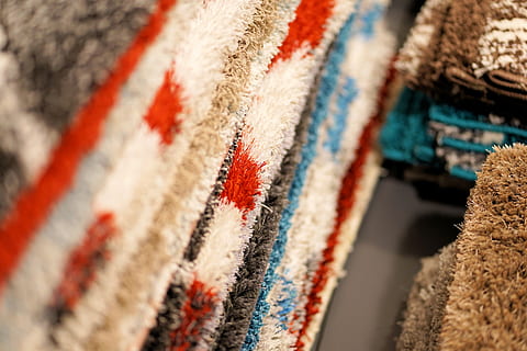 Teppich, Muster, wolle, Textil-, Hintergrund, Gewebe, Stoff, modern, Textur, Design, Struktur Interieur, Stapel, Designer, Struktur, mehrfarbig, Nahansicht, keine Leute, Verkauf, Markt, selektiver Fokus, große gruppe von gegenständen, Kleidung, zu verkaufen, Geschäft, Wahl, Verkaufsdisplay, Variation, drinnen, Teppich - Dekor, Marktstand, Kleinunternehmen, Konsumismus, 5K, CC0, gemeinfrei, lizenzfrei