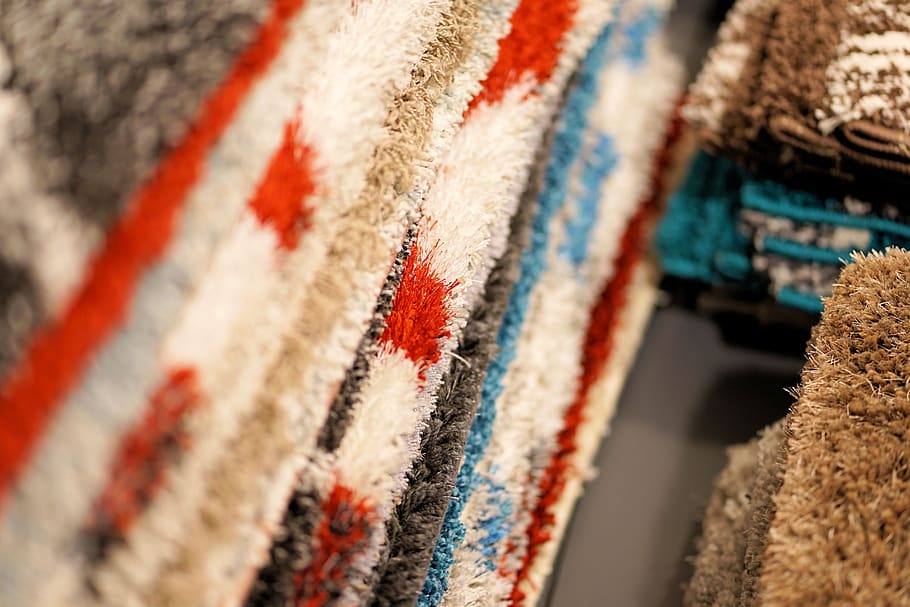 Teppich, Muster, wolle, Textil-, Hintergrund, Gewebe, Stoff, modern, Textur, Design, Struktur Interieur, Stapel, Designer, Struktur, mehrfarbig, Nahansicht, keine Leute, Verkauf, Markt, selektiver Fokus, große gruppe von gegenständen, Kleidung, zu verkaufen, Geschäft, Wahl, Verkaufsdisplay, Variation, drinnen, Teppich - Dekor, Marktstand, Kleinunternehmen, Konsumismus, 5K