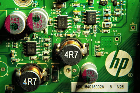 elektronika, komputer, obwody, technologia, cyfrowy, informatica, czip komputerowy, branża elektroniczna, zielony kolor, pełna ramka, połączenie, płytka drukowana, porozumiewanie się, żadnych ludzi, wyposażenie komputera, zbliżenie, numer, przemysł, złożoność, sprzęt, tekst, tła, płyta główna, martwa natura, sprzęt elektryczny, element elektryczny, 4K, CC0, domena publiczna, darmowe zdjęcia