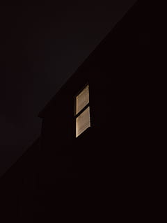 silhouette, natura, all'aperto, finestra, notte, luce, parete, luce calda, dormire, freddo, mezzanotte, Casa, notte fonda, accogliente, triangolo, spazio, universo, astronomia, Luna, architettura, costruzione, struttura costruita, esterno dell'edificio, Inquadratura dal basso, buio, quartiere residenziale, nessuno, copia spazio, cielo, tetto, ombra, appartamento, 5K, CC0, dominio pubblico, privo di copyright