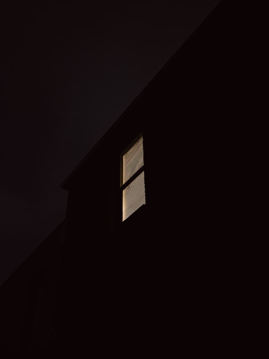 silueta, naturalesa, a l'aire lliure, finestra, nit, llum, paret, llum càlida, dormir, fred, mitjanit, casa, ben entrada la nit, acollidor, triangle, espai exterior, univers, espai, astronomia, lluna, arquitectura, edifici, estructura construïda, exterior de l'edifici, vista d’angle baix, fosc, barri residencial, cap gent, còpia espai, cel, sostre, ombra, apartament, 5K