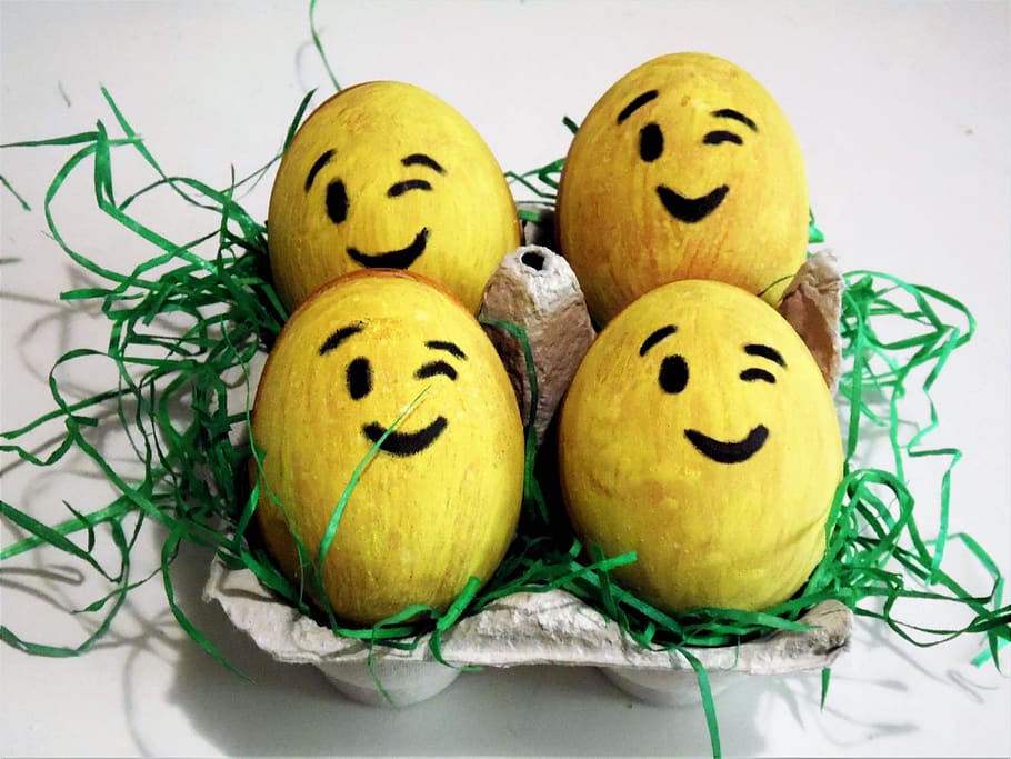 Osterei, Ostern, Ostereier, bunt, Farbe, Frühling, Osterthema, Osterfeier, Osternest, Ei, eiförmig, Osterfiguren, modern, Emoji, smiley, Gelb, Feier, Lebensmittel, Essen und Trinken, Kunst und Handwerk, Kreativität, Gesicht, anthropomorphes Gesicht, anthropomorph, Stillleben, lächelnd, Urlaub, anthropomorphes smileygesicht, keine Leute, drinnen, Darstellung, Gruppe von Objekten, Emotion, 5K