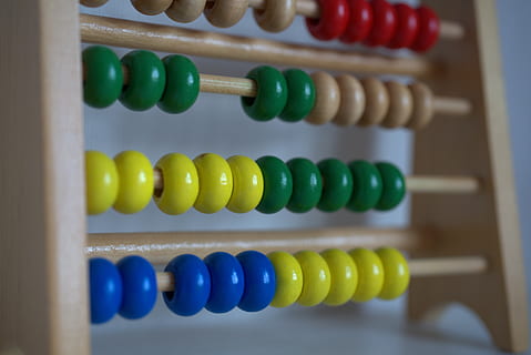 Mathematik, Rechenhilfe, Computing-Framework, erste Klasse, zurück zur Schule, Bildung, Einschulung, Schule, Schulbeginn, Schulstart, Erstklässler, bunt, Zählen, Lernen, Pluszeichen, Finanzen, Kindheit, mehrfarbig, Geschäft, Korn, Holz - Material, Arbeitsgerät, Symbol, berechnend, Nahansicht, in einer Reihe, Kind, drinnen, Spielzeug, Blau, Auftrag, 5K, CC0, gemeinfrei, lizenzfrei