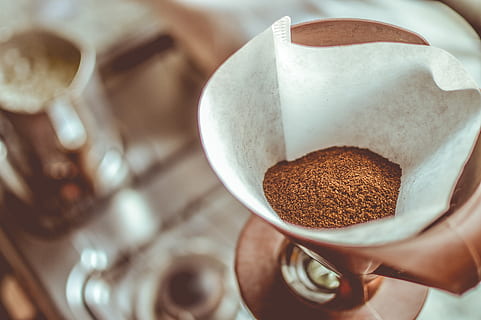 kava, sumalti, filtras, žmogaus ranka, žmogaus kūno dalis, ranka, ūkyje, Iš arti, vienas asmuo, Maistas ir gėrimai, patalpose, kavos gėrimas, gerti, gyvenimo būdą, maisto, sutelkti dėmesį į naujas žinias, Malta kava, atrankinis dėmesys, puodelis, šviežumas, aukšto kampo vaizdas, moterys, pirštu, indai, 4K, CC0, Viešasis domenas, nemokamai