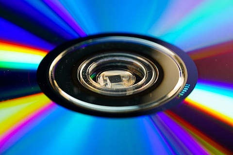 cd, macro, disc, reflexió, llum, colorit, fons, òptica, primer pla, multicolor, a l'interior, cap gent, cercle, forma geomètrica, tecnologia, forma, natura morta, blau, centrar-se en primer pla, temes de fotografia, disc compacte, vidre - material, vista d’angle alt, equip fotogràfic, sol objecte, disseny, directament a sobre, 5K, CC0, domini públic, lliure de regalies