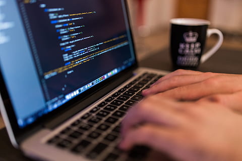 arbejde, maskinskrivning, computer, notesbog, programmering, forretning, teknologi, internet, bærbar, kontor, moderne, netværk, arbejdsplads, travl, kaffe, pc, hænder, tastatur, trådløs teknologi, menneskelig hånd, computerudstyr, meddelelse, forbindelse, computer netværk, voksen, menneskelig kropsdel, data, hånd, selektiv fokusering, arbejder, tæt på, bruger bærbar computer, kop, finger, 5K, CC0, offentligt domæne, royaltyfrie