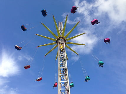 dom, karrusel, himmel, forlystelsespark tur, forlystelsespark, kunstkultur og underholdning, lav vinkel visning, sjovt, kæde swing ride, nydelse, natur, fritidsaktivitet, gruppe af mennesker, bevægelse, sky - himmel, pariserhjul, dag, spinding, frihed, højt op, mennesker, høj - høj, udendørs, spænding, 2K, CC0, offentligt domæne, royaltyfrie