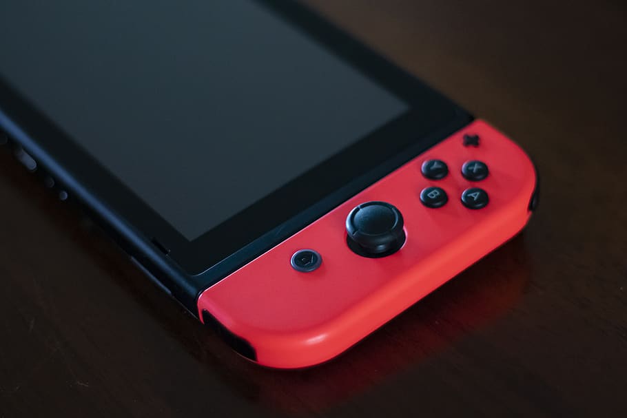 commutador de nintendo negre, mòbil, telèfon, telèfon mòbil, electrònica, jugar, diversió, consola, vermell, controlador, jocs mòbils, colors, jocs, Nintendo, interruptor, nintendo switch, pantalla, monitor, pantalla lcd, videojocs, cultura i entreteniment artístic, a l'interior, taula, activitat d'oci, jocs d’oci, relaxació, vista d’angle alt, tecnologia, cap gent, primer pla, natura morta, tecnologia sense fils, joc, esport, connexió, color negre, sol objecte, comunicació, ordinador, 5K