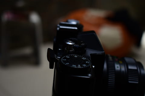 linse, teknologi, kamera - fotografisk udstyr, fotografering temaer, fokus på forgrunden, indendørs, tæt på, objektiv - optisk instrument, retro stylet, sort farve, selektiv fokusering, ingen mennesker, fotografisk udstyr, kanon, digitalt kamera, aktivitet, pistol, kamera, analog, bord, 5K, CC0, offentligt domæne, royaltyfrie