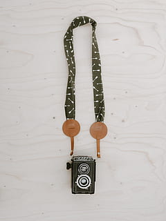 Halskette, Schmuck, Zubehör, Zubehörteil, Kamera, Elektronik, Gold, Gurt, Hosenträger, Leine, sperren, Uhr, Wanduhr, Tellerhalter, Korn, Kristall, Rahmen, Kleidung, bekleidung, lange Ärmel, Stillleben, keine Leute, drinnen, Nummer, Nahansicht, Kommunikation, Technologie, High Angle View, einzelnes Objekt, Tabelle, Holz - Material, Ausrüstung, Text, weiße Farbe, Wahl, Retro-Stil, Gruppe von Objekten, Metall, Verbindung, elektrische Ausrüstung, persönliches Accessoire, 5K, CC0, gemeinfrei, lizenzfrei