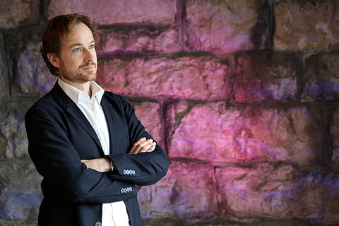 Humain, portrait, une personne, affaires, homme d'affaires, homme d'affaire, mâles, adulte, Hommes, bien habillé, la taille, costume, construction de murs, permanent, affaire d'entreprise, vue de face, jeune adulte, mi adulte, hommes d'âge moyen, 2K, CC0, domaine public, libre de droits