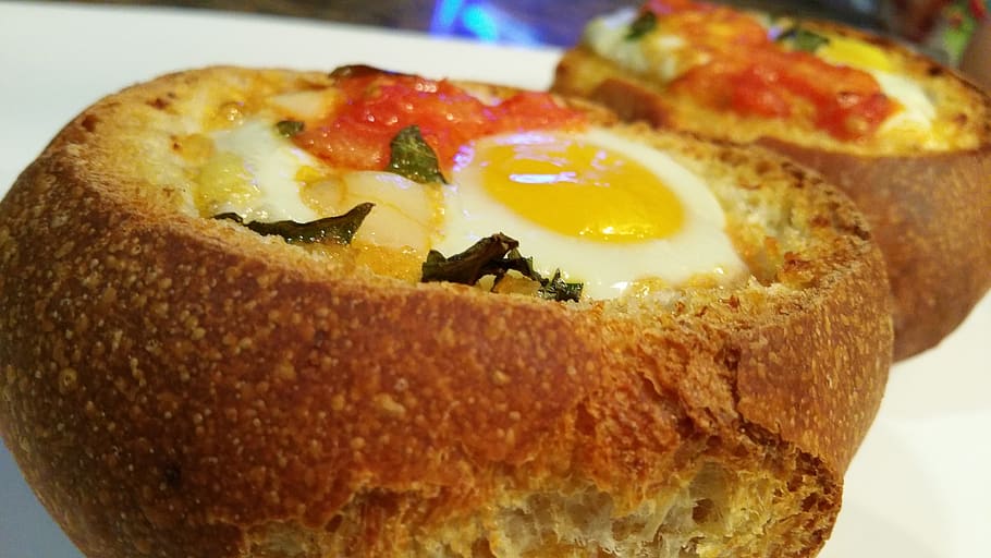 pa, farcit, ou, formatge, menjar i beguda, menjar, frescor, llest per menjar, primer pla, a l'interior, alimentació saludable, natura morta, benestar, placa, mida de la porció, cap gent, indulgència, vegetals, esmorzar, fruita, ou fregit, decorar, temptació, costat assolellat cap amunt, berenar, 5K