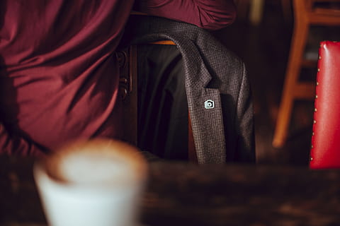 pin, kamera, formel, frakke, midsection, en person, rigtige mennesker, herrer, livsstil, selektiv fokusering, stående, tøj, afslappet tøj, indendørs, forfra, menneskelig kropsdel, fritidsaktivitet, voksen, bedrift, træ - materiale, dag, tæt på, hånd, 5K, CC0, offentligt domæne, royaltyfrie