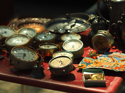 Uhr, Uhren, Zeit, alt, Uhr Schild, tipps, Antiquität, Nahansicht, Variation, Wahl, drinnen, Tabelle, keine Leute, Nummer, Stillleben, selektiver Fokus, große gruppe von gegenständen, Metall, Retro-Stil, sehen, High Angle View, Verkauf, Taschenuhr, 4K, CC0, gemeinfrei, lizenzfrei