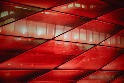 barana, Allianz Arena, munich, Alemanya, automòbil, transport, cotxe, vehicle, patró, il·luminació, llum, tren, vermell, color, bayern munich, estadi, detall, decoració de la llar, escala, marc complet, fons, estructura construïda, arquitectura, cap gent, modern, a l'interior, sostre, vista d’angle baix, vidre - material, característica arquitectònica, edifici, forma geomètrica, reflexió, disseny, il·luminat, 4K, CC0, domini públic, lliure de regalies