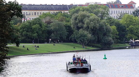 fiume, acque, albero, pianta, gruppo di persone, persone reali, architettura, esterno dell'edificio, grande gruppo di persone, acqua, mezzi di trasporto, struttura costruita, folla, modo di trasporto, natura, giorno, nave nautica, uomini, colore verde, lungomare, all'aperto, aereo passeggeri, 4K, CC0, dominio pubblico, privo di copyright