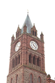 hall de guilde, bâtiment, les monuments, tour d'horloge, structure construite, extérieur du bâtiment, architecture, faible angle de vue, ciel, croyance, lieu de culte, religion, la tour, ciel clair, spiritualité, personne, la nature, l'horloge, l'histoire, le passé, tour de l'horloge, flèche, style gothique, 5K, CC0, domaine public, libre de droits